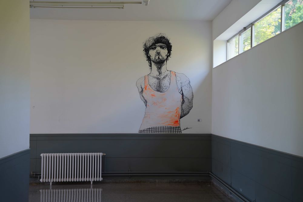 Amplia la imatge Mural al passadís de la Facultat