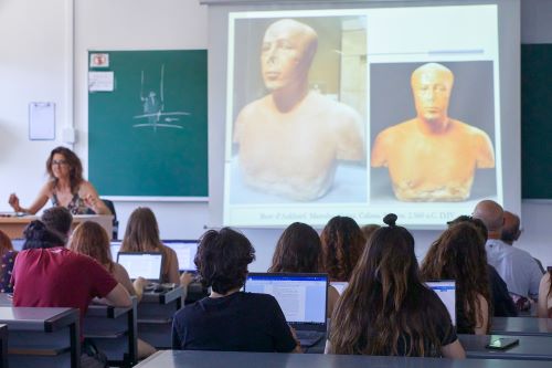 Amplia la imatge Professora impartint classe