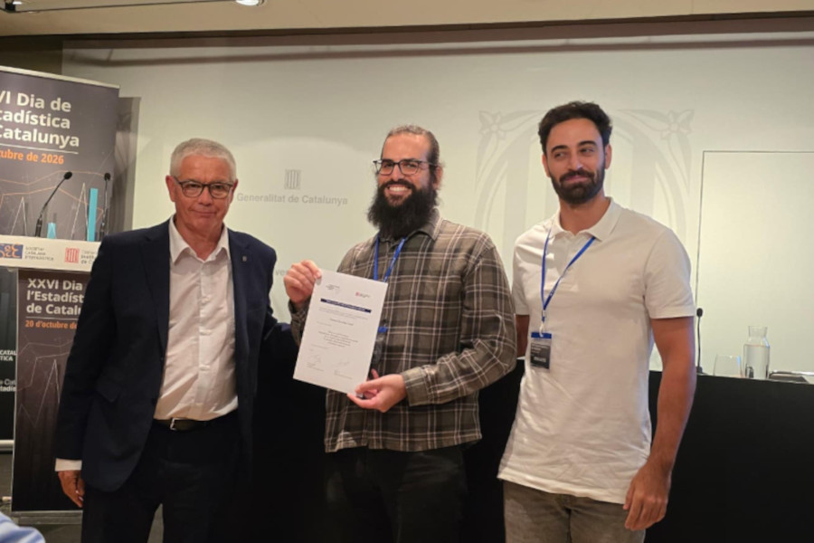 Àlex Costa lliurant el diploma a representats de la Carmen Guarner guanyadora del premi IDESCAT al treball de màster 2026