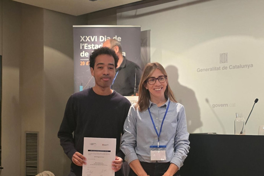 Anabel Blasco lliurant el diploma a Jordi Anguera guanyador del premi SEA-Anna Espinal al millor treball de grau 2026