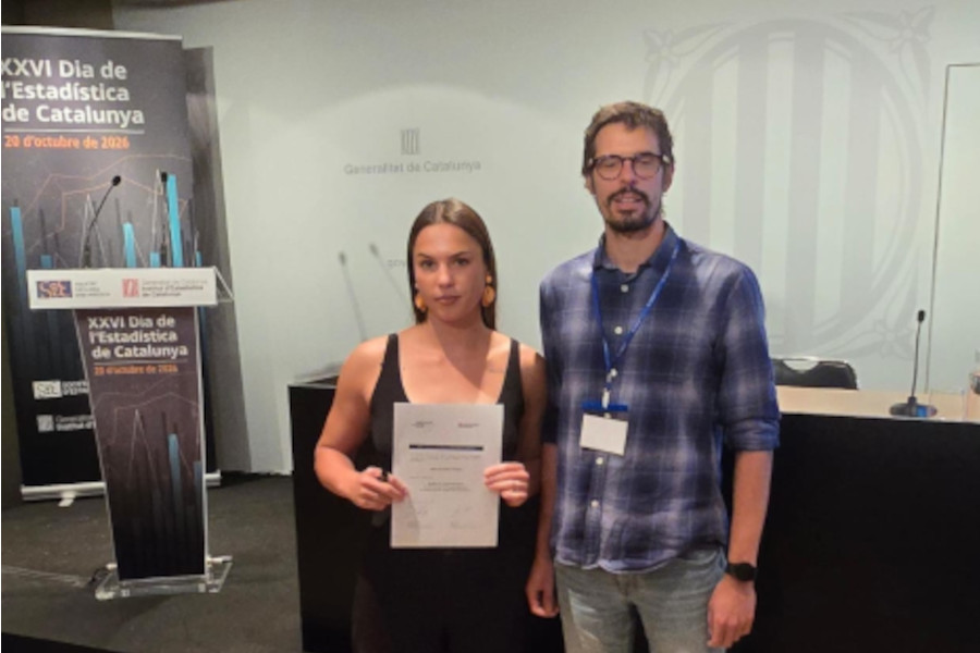 David Moriña lliurant el diploma a Alba Castillo guanyadora del premi ALMIRALL al treball en bioestadística 2026