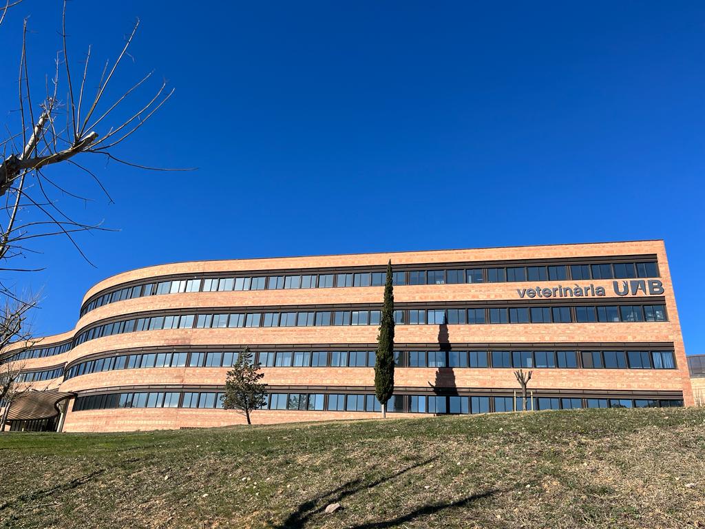 Frontal de l'edifici de la Facultat de Veterinària de la UAB