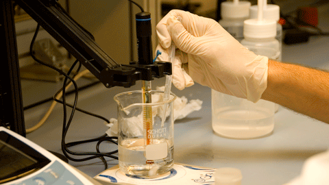 Removent líquids en un laboratori