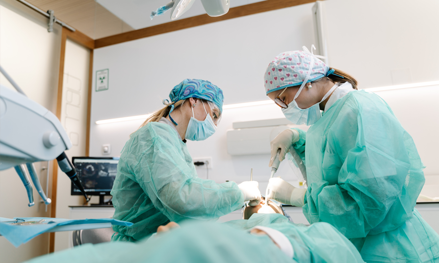 Cirurgians intervenint a un pacient