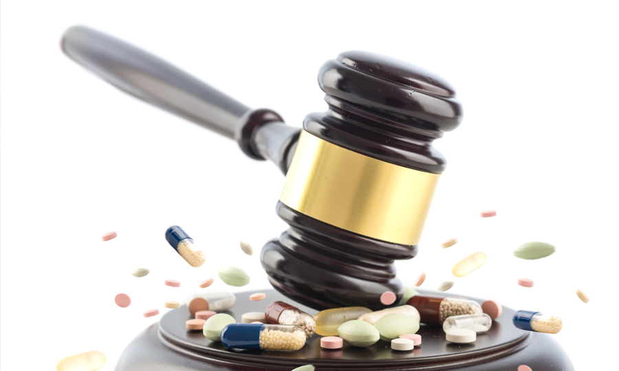 Martell que utilitzen els jutges donant cops a medicaments