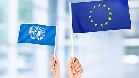 Banderes de l'ONU i de la UE