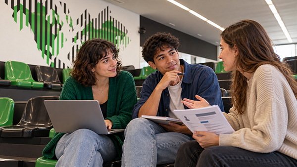 Estudiants a la sala COMTEC