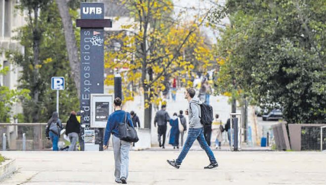 Estudiants als espais centrals del campus a la Universitat Autònoma de Barcelona (El Periódico de Catalunya)