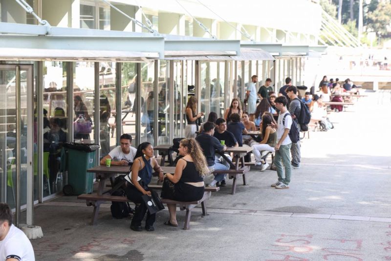 Estudiants al bar de la plaça Cívica de la UAB - Víctor Castillo (Diari de Sabadell)