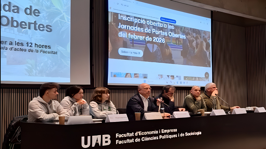 Diversos membres de l'equip docent i alumnes que van parlar durant la xerrada de les portes obertes del dimecres