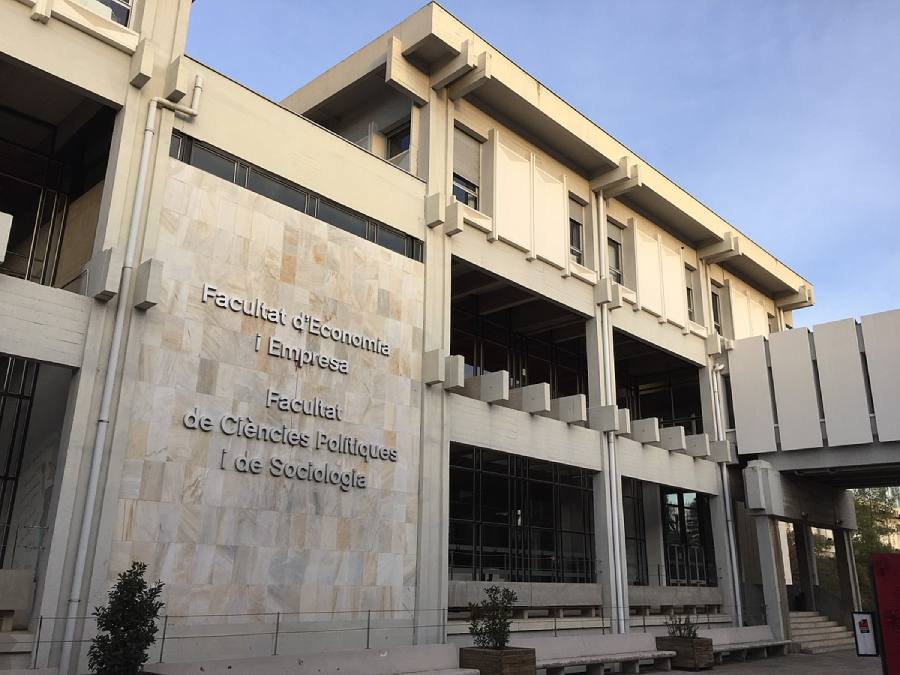 La façana de la Facultat de Ciències Polítiques i Sociologia