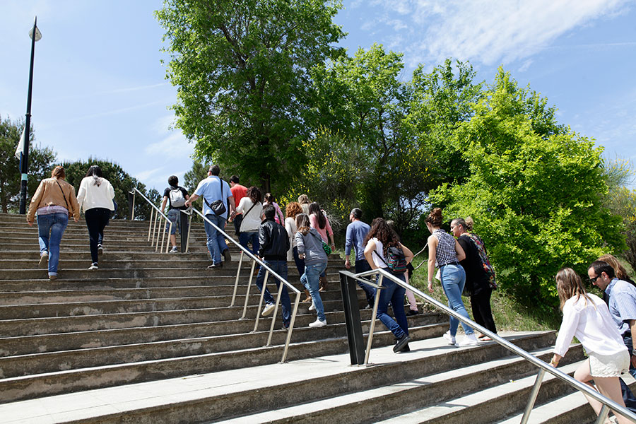 Famílies passejant pel campus de la UAB