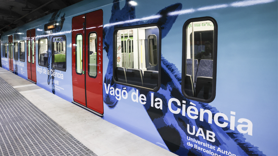 Un ferrocarril de la Generalitat amb la imatge del Vagó de la Ciència