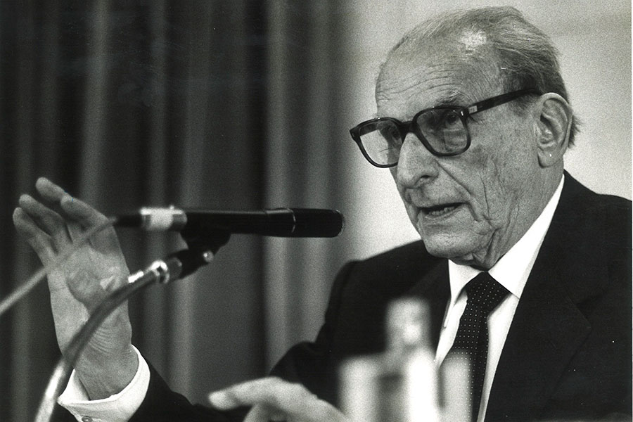 Norberto Bobbio durant la inauguració de la Facultat el 1986