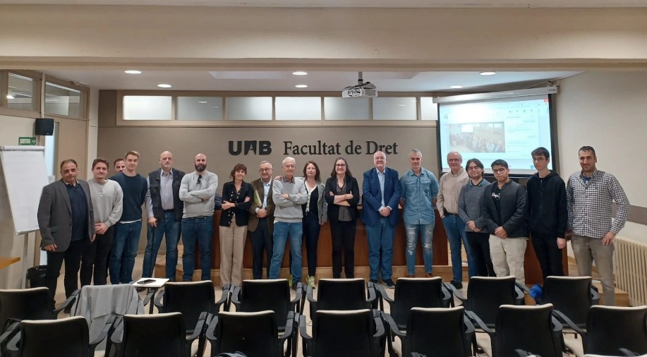 Els participants de la Presentació de l'observatori Ciutadà contra la Corrupció al damunt de la tarima