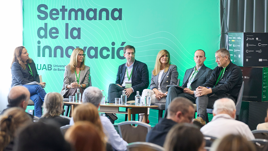Ponents asseguts en una taula rodona durant una sessió de la Setmana de la Innovació 2025 de la UAB, amb públic assistent a la sala.