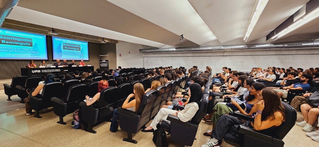 La sala d'actes plena d'estudiants per la celebració de la benvolguda de l'alumnat de primer