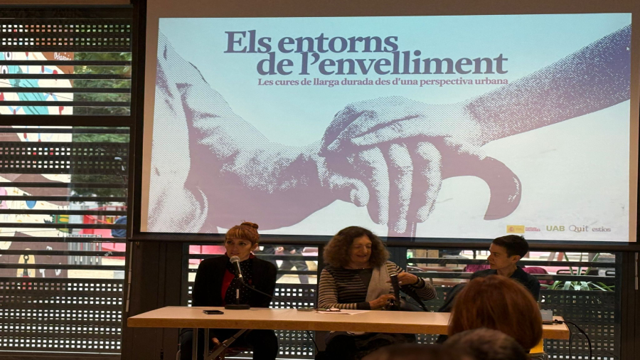 Taula amb les conferenciants de la jornada sobre entorns d'envelliment.