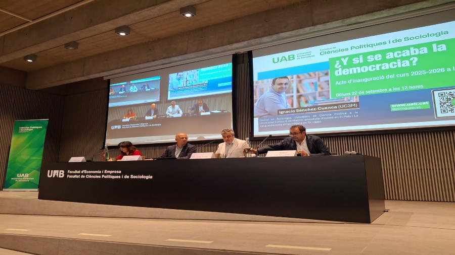 Taula de ponents a la Sala d'Actes: Carol Galais, Xavier Ballart, Xavier Ramos i Ignacio Sánchez-Cuenca durant la inauguració del curs a la Facultat