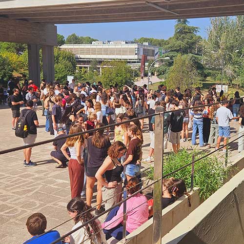 Amplia la imatge 2025: Concentració d'estudiants a l'exterior de la Facultat
