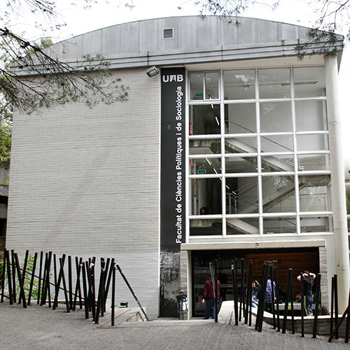 Amplia la imatge Accés lateral de la Facultat