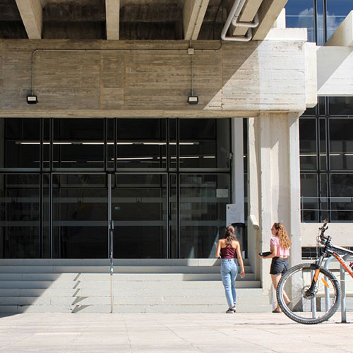 Amplia la imatge Escales d'accés a la facultat