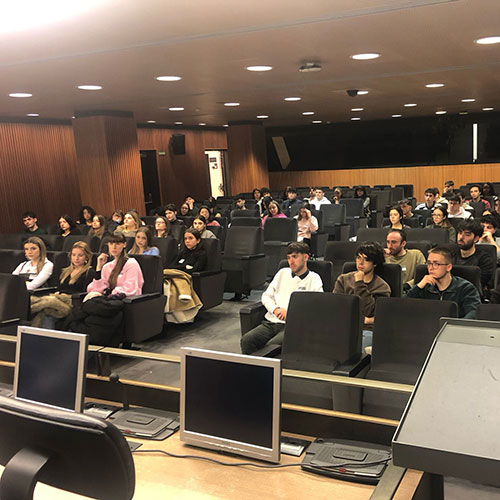 Amplia la imatge Estudiants assistents a una xerrada