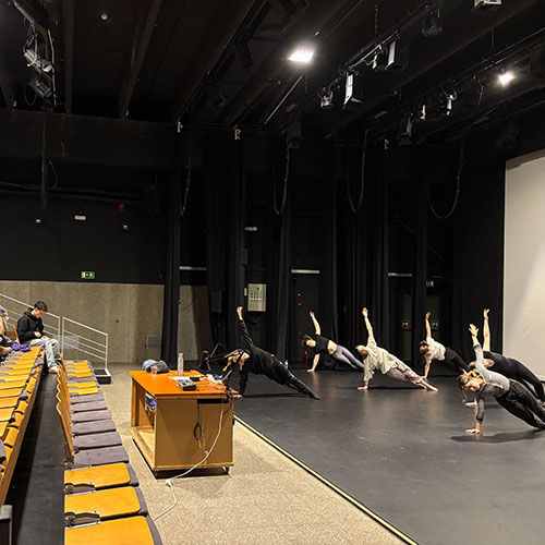Amplia la imatge Estudiants de l'aula de dansa fent un estirament lateral