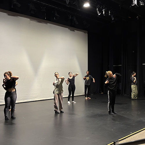 Amplia la imatge Estudiants de l'aula de dansa fent estiraments a l'escenari