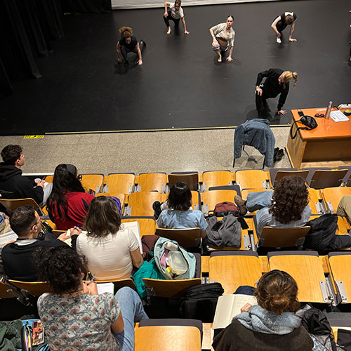 Amplia la imatge Estudiants observant els estiraments