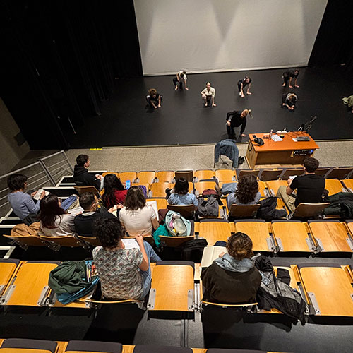 Amplia la imatge Estudiants prenent notes mentre observen els estiraments