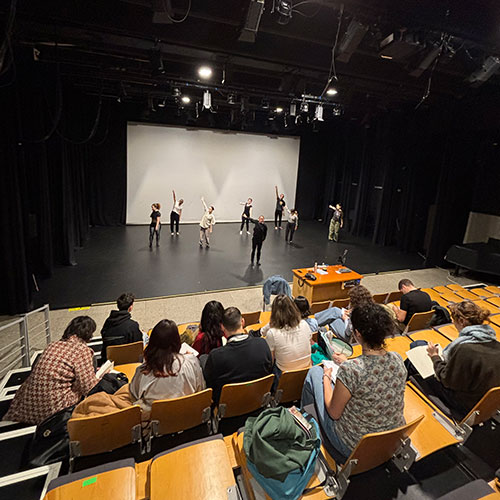 Amplia la imatge Estudiants de Sociologia prenent notes