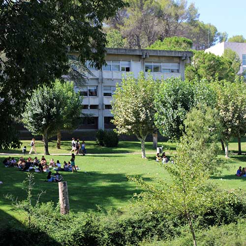 Amplia la imatge Exteriors de la Facultat