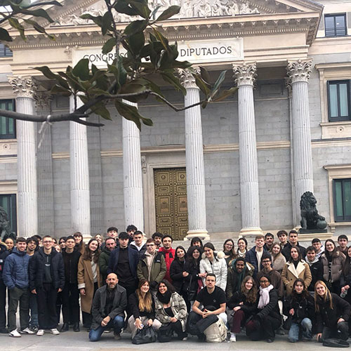 Amplia la imatge El grup davant del Congrés dels Diputats