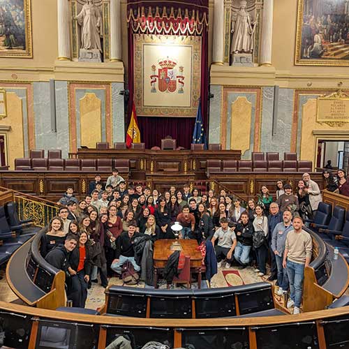 Amplia la imatge Grup d'estudiants a l'hemicicle