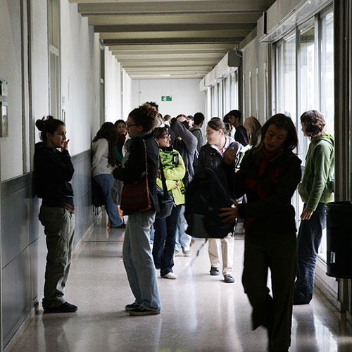 Amplia la imatge Passadís de la facultat amb alumnes