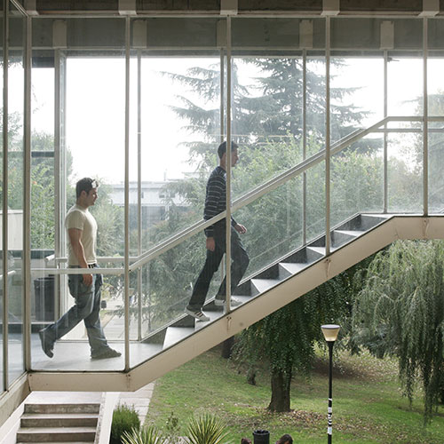 Amplia la imatge Passadís interior Facultat amb vistes a l'exterior