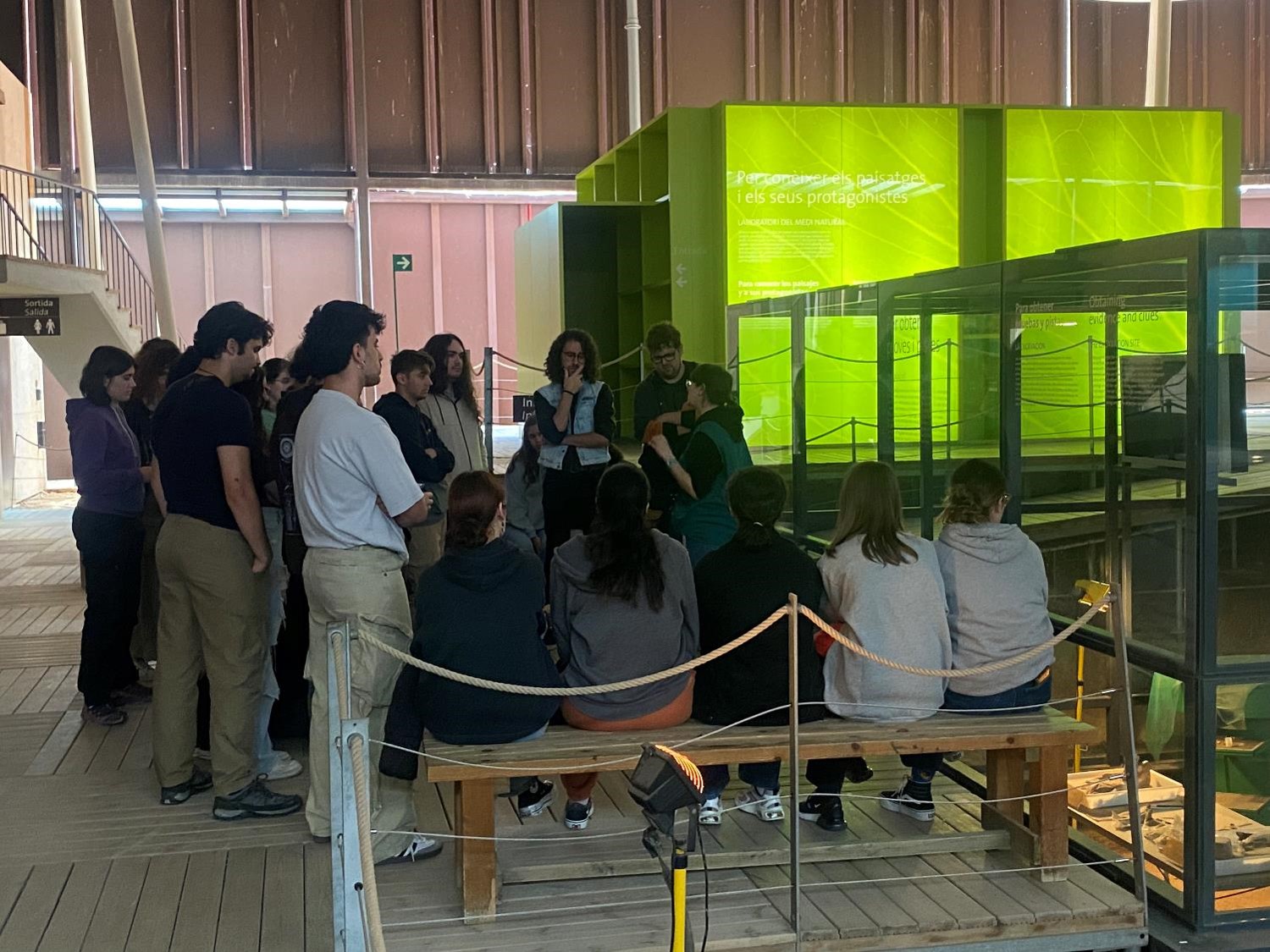Grup d'estudiants atenent explicacions al Parc Arqueològic de les Mines de Gavà