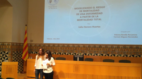 Exposició Lidia Herrero, premi ALMIRALL al millor treball de bioestadística XVI Concurs Student d'Estadística Aplicada