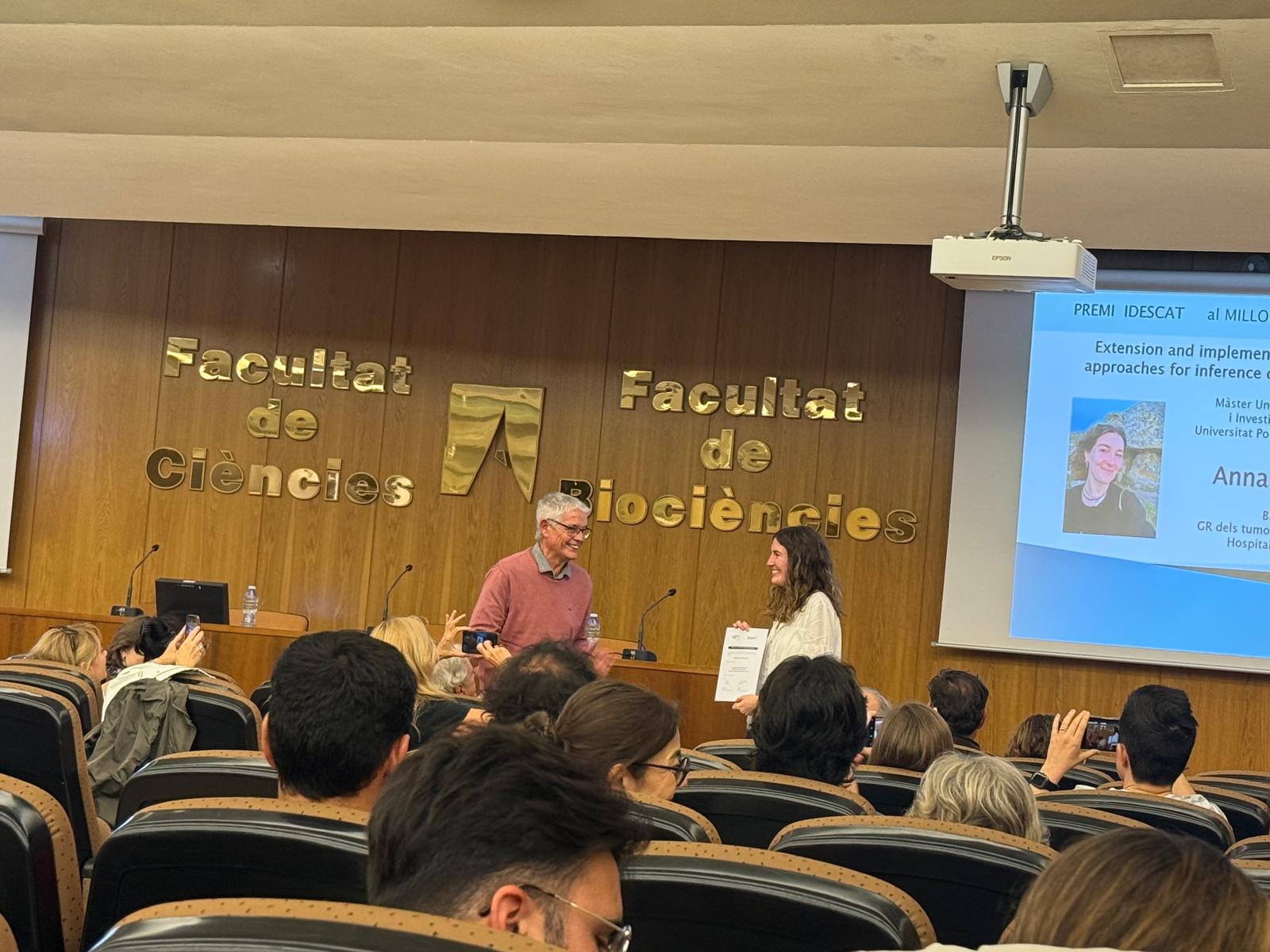 Àlex Costa lliurant el certificat a Anna Feliu guanyadora del premi IDESCAT al treball de màster