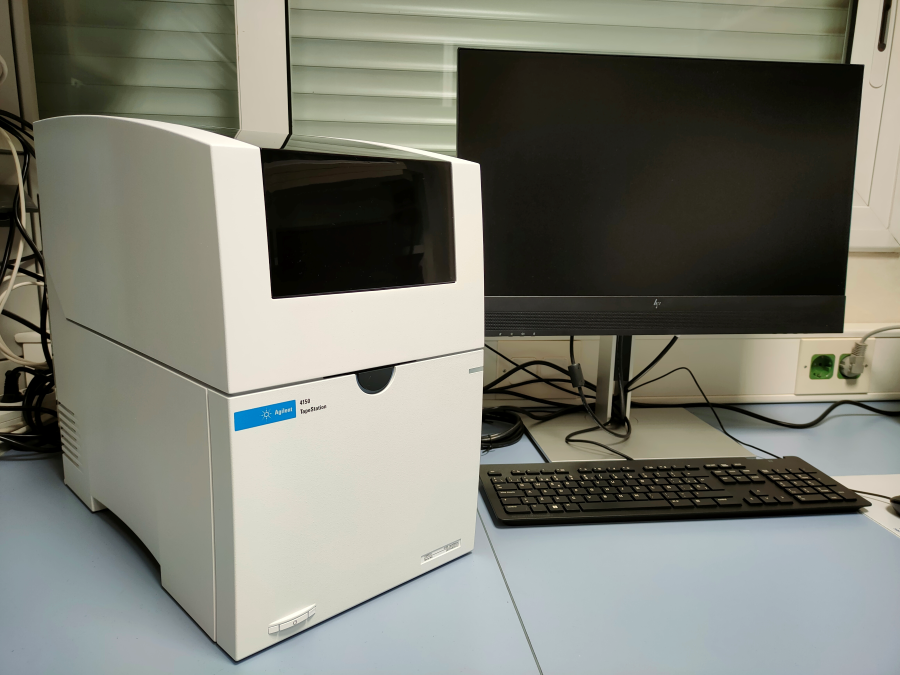 Equip TapeStation 4150 amb l'ordinador