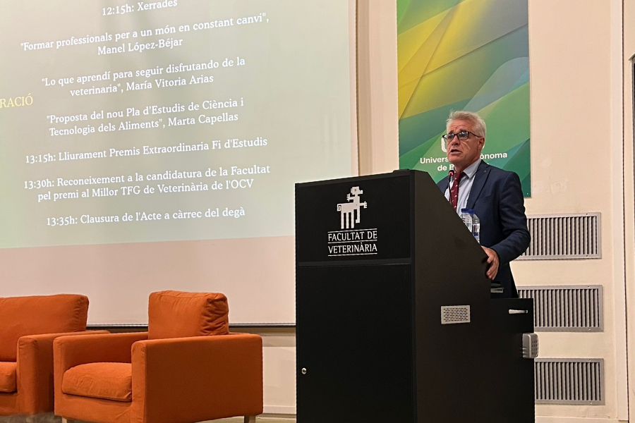 Degà de la facultat de veterinària presentant en la sala d'actes