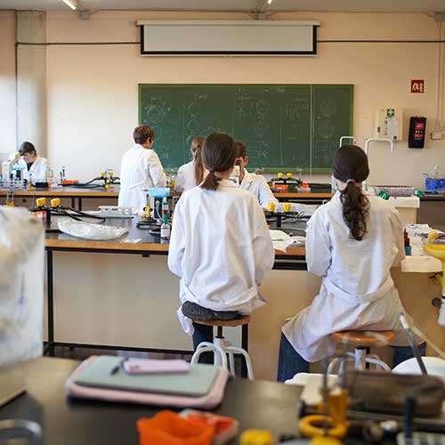 Amplia la imatge Estudiants al laboratori