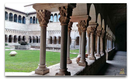 Image of the ornamented capitals from the cloister of the Monastery of Sant Cugat del Vallès, highlighting their biblical scenes and decorative motifs.