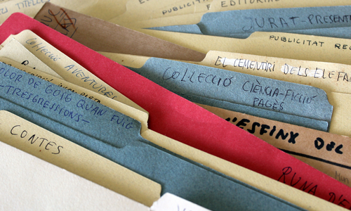Close-up of archival folders with handwritten labels from the personal archive of Antoni Munné-Jordà.