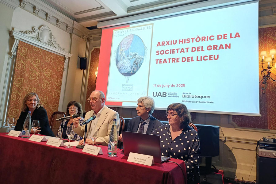 Photograph of a roundtable with five people, including representatives from the UAB Humanities Library and specialists in the Liceu Archive.
