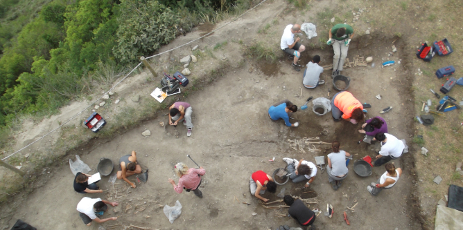 Alumnat practicant al campus d'arqueologia