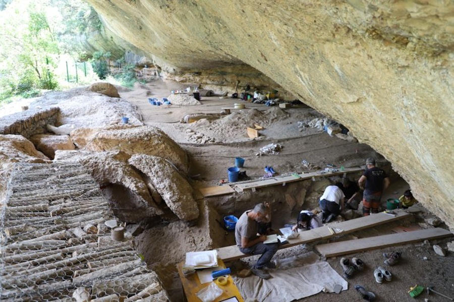 Digging process in the cave