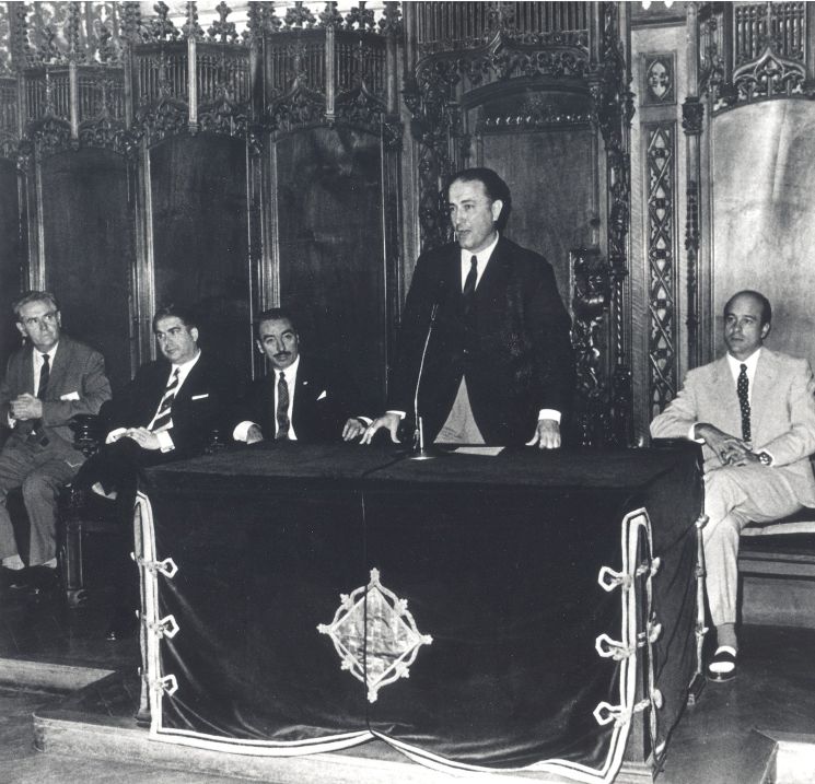 Amplía la imagen  El rector de la UAB, Vicent Villar Palasí pronuncia un discurso en la apertura de un Congreso en el Salón de Ciento