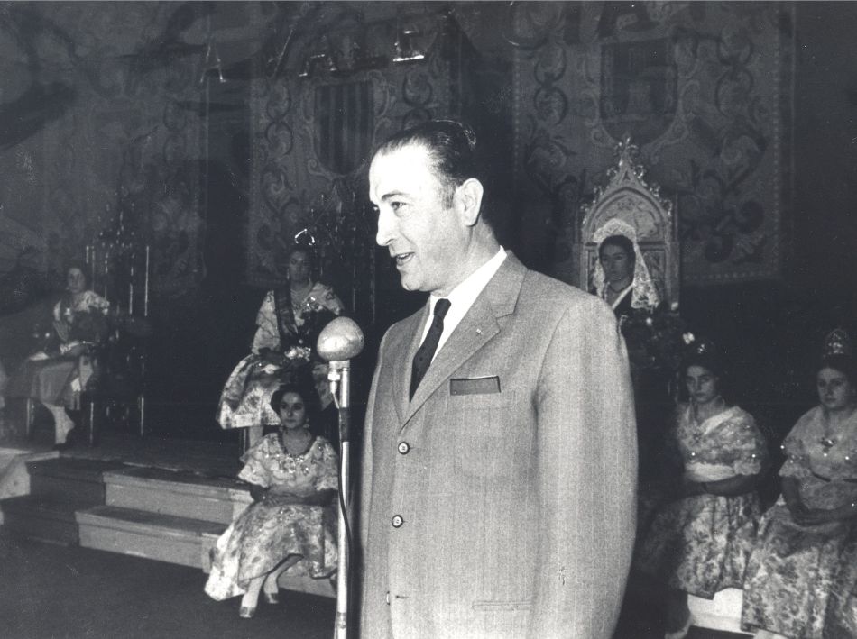 Amplía la imagen  El rector de la UAB, Vicent Villar Palasí pronuncia el discurso de mantenedor en la fiesta de proclamación de las Reinas de la Casa Valenciana, al Teatro Barcelona